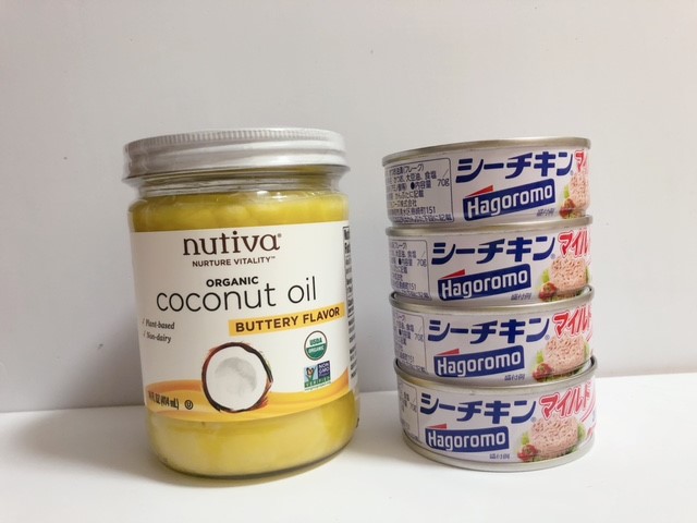 バター風味ココナッツオイルの大きさをツナ缶で比較