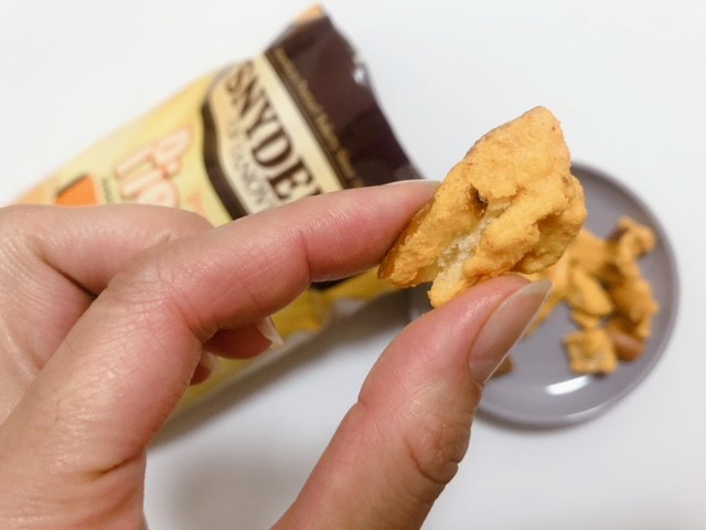 スナイダーズのチェダーチーズ味を手で取るアップ画像