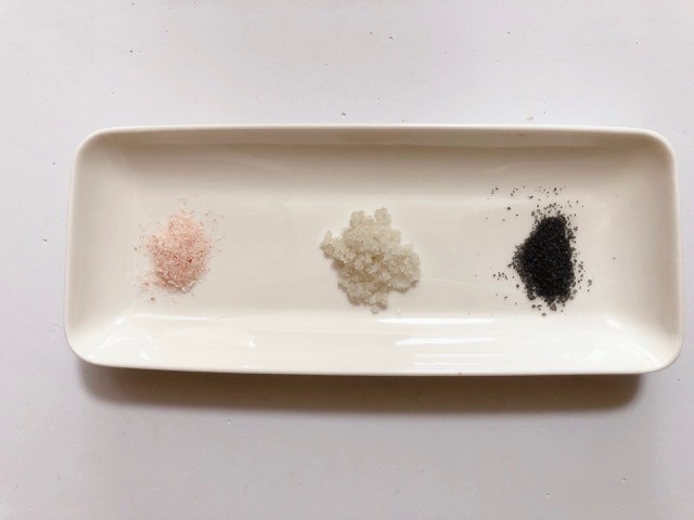 ピンクソルトとケルト海塩とブラックソルトの比較写真